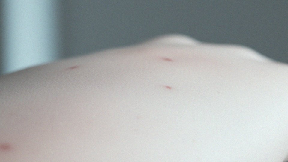 W jaki sposób uczucie gorąca współwystępuje z czerwoną twarzą?