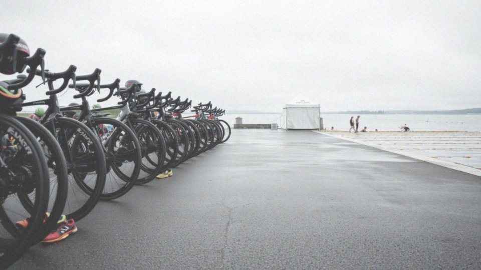 Jakie są zasady trwania zawodów triathlonowych?